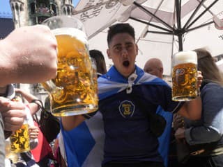 Škótski fanúšikovia pijú pivo