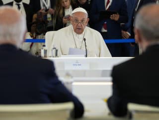 Pápež na summite G7 apeloval na zákaz zbraní, ktoré zabíjajú autonómne