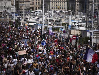 Desaťtisíce ľudí vo viacerých francúzskych mestách protestovali pred voľbami proti krajnej pravici