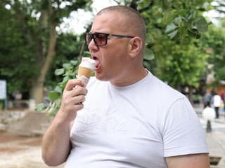 Muž jedol zmrzlinu, keď