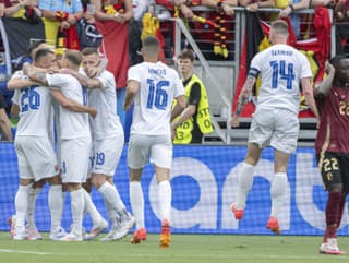 Slovenskí futbalisti oslavujú gól