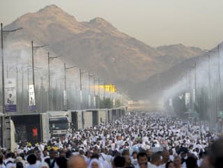 Vodné rozprašovače osviežujú moslimských