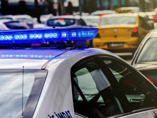 Strážil dom sudkyne: Neznámi útočníci však policajta zranili
