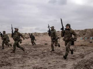 Výcvik nových jednotiek, ktoré sa zapoja do bojov na Ukrajine