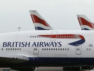 Stali sa rukojemníkmi! Účastníci letu teraz žalujú britskú vládu a British Airways