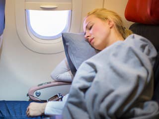 Blondínka počas letu do Paríža zaspala: Keď sa prebrala, čakal ju poriadny šok! Neurobte túto chybu aj vy
