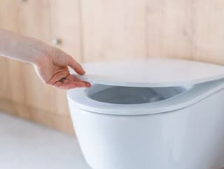Nechutný dôvod, prečo by ste pred spláchnutím mali zatvoriť veko toalety: Hneď pôjdete umyť celú kúpeľňu!