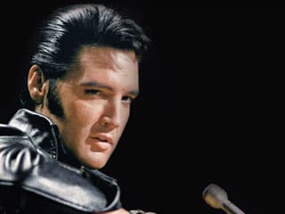 Presleyho legendárne modré semišové topánky vydražili za 120-tisíc libier