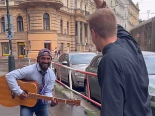 Známy český spevák pomohol bezdomovcovi: VIDEO Dojal svojich fanúšikov!