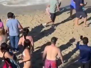 VIDEO Panika na pláži: Ľudia utekali ako o život! Naháňal ich obrovský... Toto by ste zažiť nechceli