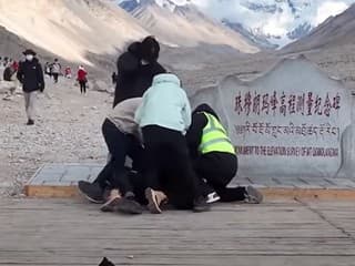 VIDEO Na Mount Evereste sa pobila skupina turistov: Lietali päste a kopance! Keď zistíte, kvôli čomu...
