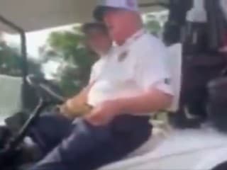 Donald Trump na golfovom vozíku nechutne zaútočil na Joea Bidena.