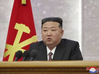 Kult osobnosti Kim Čong-una silnie, Severokórejčania nosia odznaky s jeho fotkou
