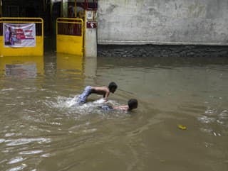 Indiu trápi zosuv pôdy: