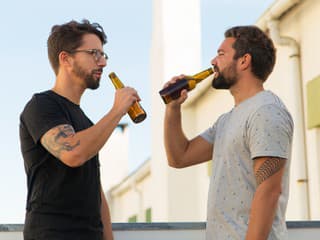 Partia mužov pila alkohol