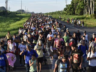 Migranti kráčajú po diaľnici