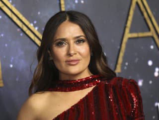 Nestarnúca Salma Hayek (57)