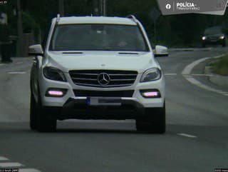 Mladík na Mercedese prekročil