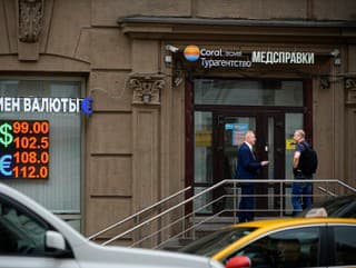 Rubeľ opäť stráca pôdu