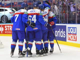 Na snímke slovenskí hokejisti