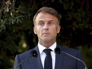 Macron sa po odmietnutí