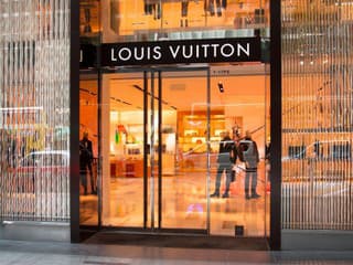 Zamestnanci predajne Louis Vuitton