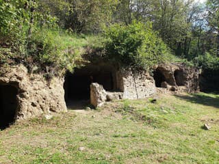 Tajomné domy v skalách: