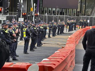 Polícia hliadkuje počas rozsiahlych