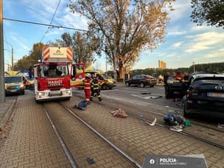 Vážna nehoda v Bratislave: Električka narazila do auta, päť osôb bolo zranených