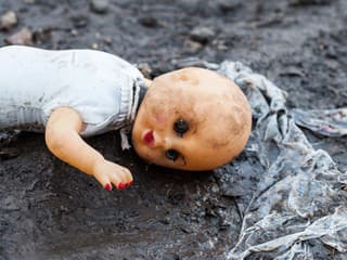 Muž našiel pod opusteným domom dvestoročnú bábiku: Strašidelná FOTO! To, čo nasledovalo, nikto nečakal