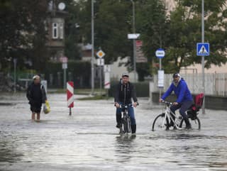 Obyvatelia jazdia na bicykloch