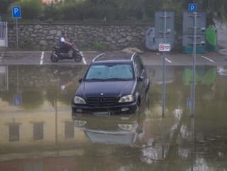 Obrovské problémy kvôli výdatnému dažďu: Stačí jedna chyba a môžete prísť o auto!