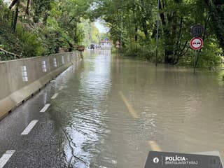 Západ Slovenska aj naďalej čelí povodniam: Výstraha tretieho stupňa platí pre viacero okresov