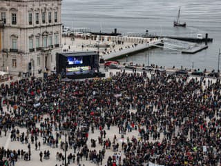 Tisícky ľudí v Portugalsku