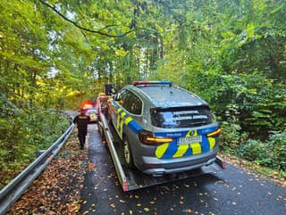 Motocyklista narazil do policajného