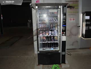 Muž rozbil automat s