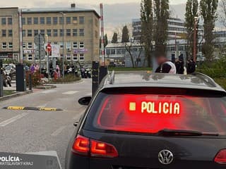 Polícia zasahovala počas zrazu