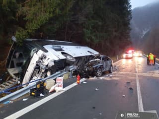 Autobus sa zrazil s