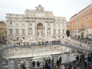 Fontana di Trevi prechádza