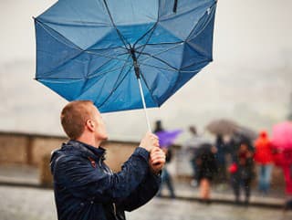 Meteorológovia upozorňujú na silnejší