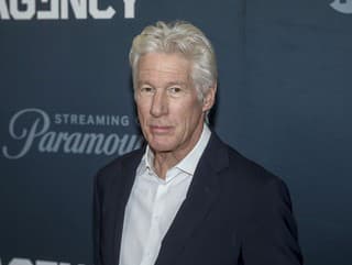 Zostarnutý Richard Gere v