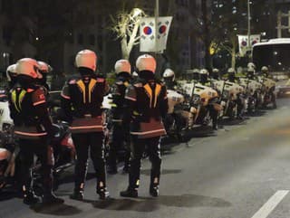 Policajti stoja pred Národným