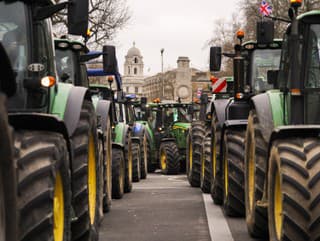 Traktory farmárov počas protestu