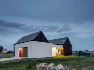 Pripomína tradičné vidiecke stavby,