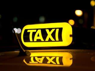 Taxikár zbadal na chodníku