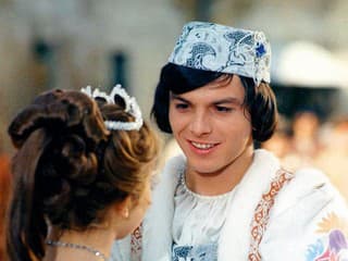 Pred kamerami miloval Popelku,