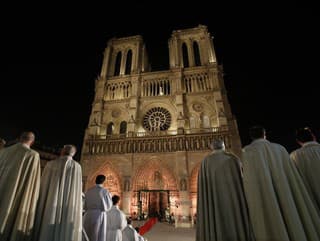 Trosky z vyhoreného Notre-Dame