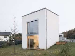 Zvonku vyzerá dom úplne