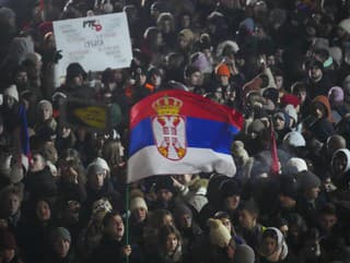 Ľudia protestujú pred sídlom