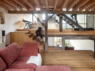 Zo schátranej stajne a domu